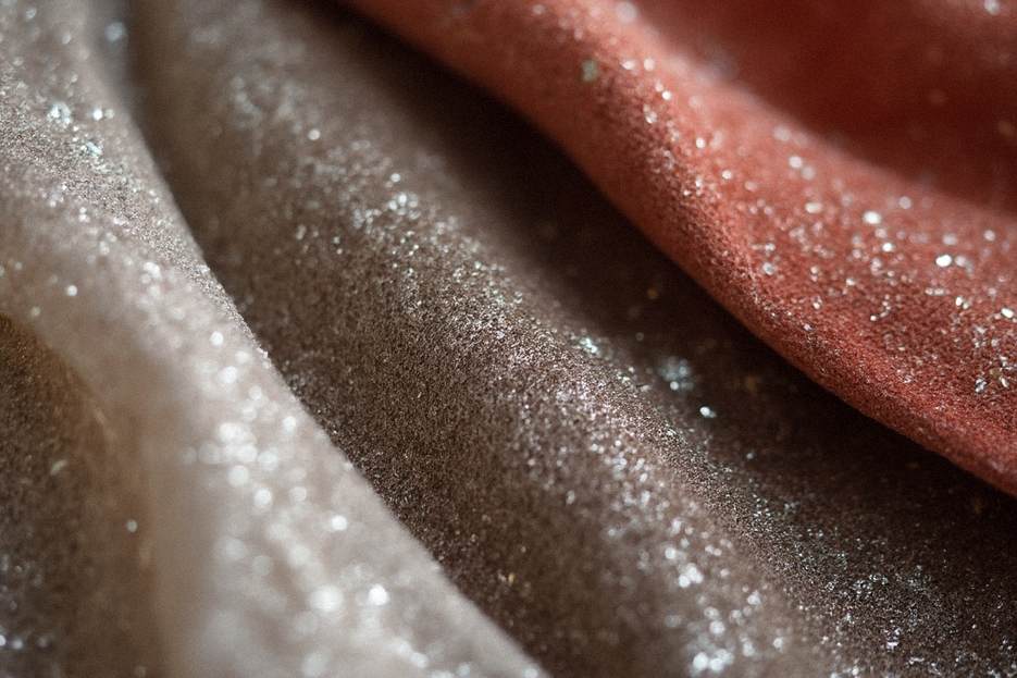 Detail luxusných materiálov ako hodváb a zamat